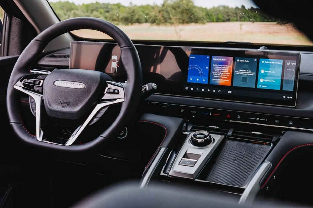 Ratt och instrumentbräda med stor skärm i T60 Max. Ratt och instrumentbräda med stor skärm i T60 Max.